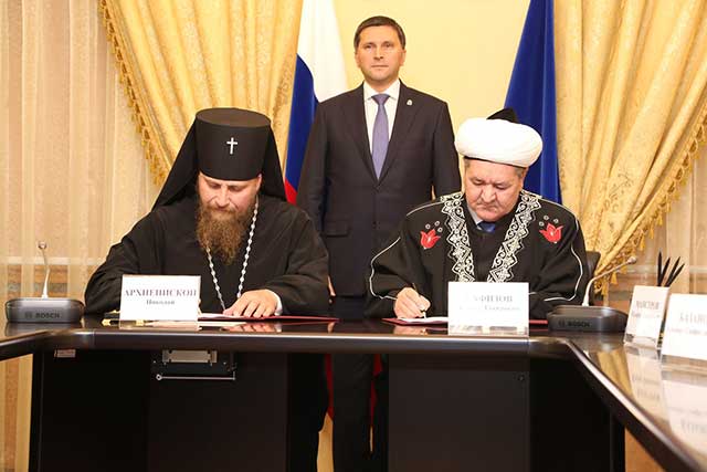 signing-the-collaboration-agreement-web.jpg