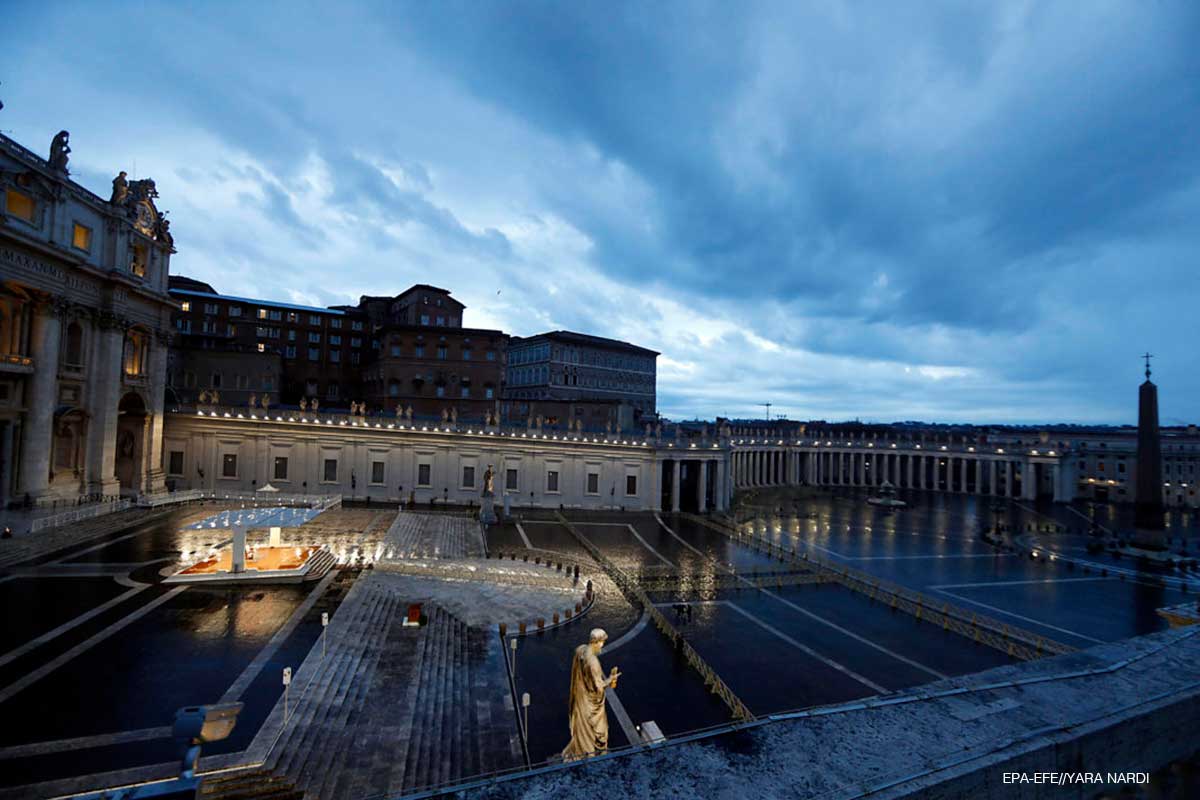 empty San Peter square, Rome