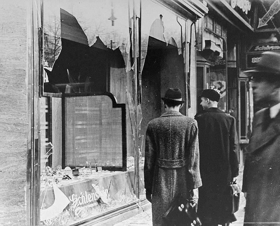 Cittadini tedeschi guardano dall'altra parte il 10 novembre 1938, il giorno dopo la Notte dei Cristalli