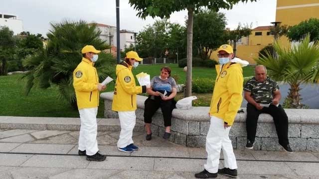 Scientology volunteers distribute COVID-19 prevention booklets in Sardinia