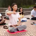 Praticanti del Falun Gong in meditazione, Manhattan